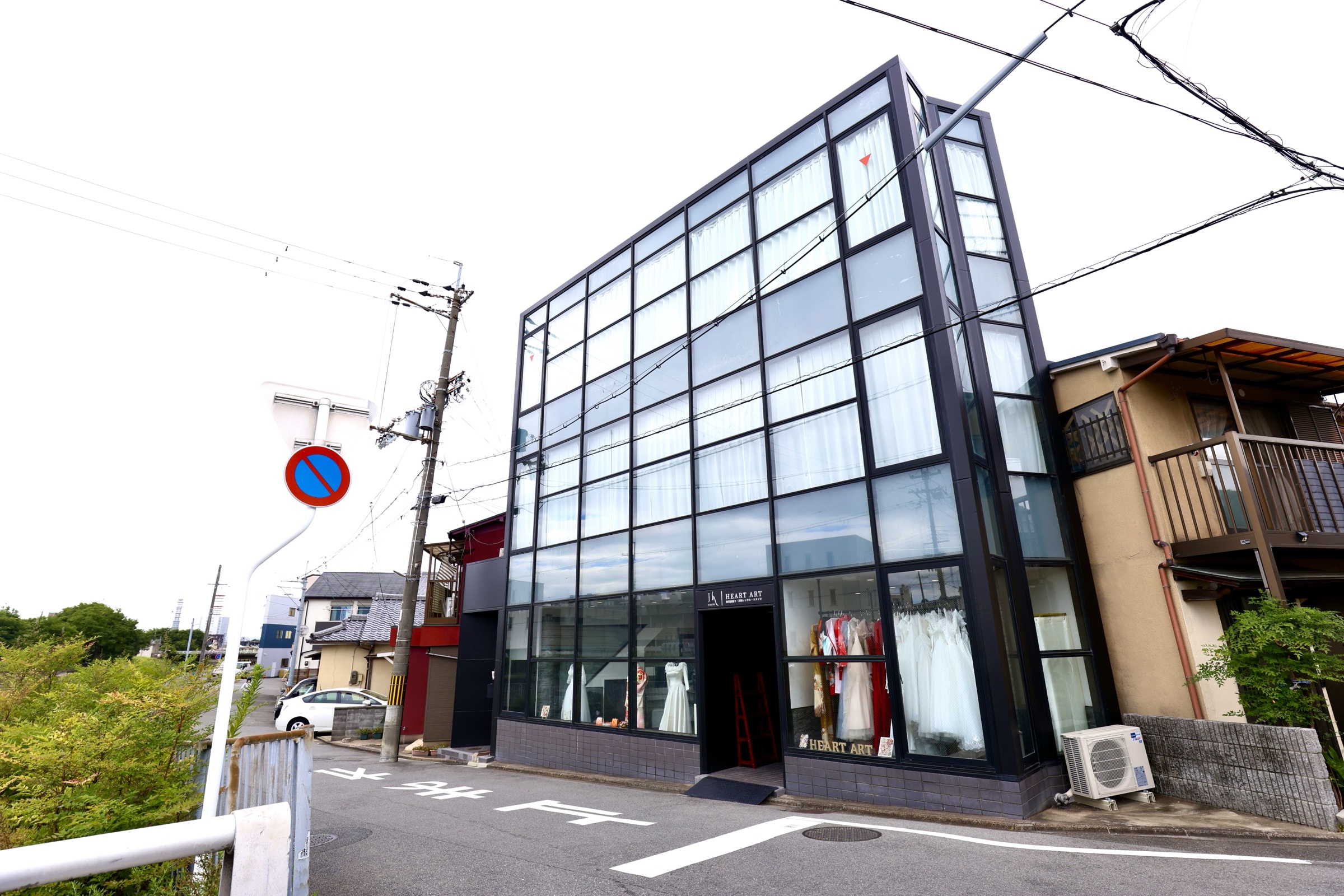京都市南区吉祥院高畑町のHeart Art Kyoto Studioのガラス張りの建物と1階入口